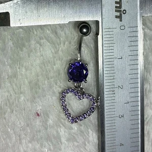 ✨ NY oanvänd navelpiercing med hänge - Kirurgiskt stål 316L  - ✨ NYTT oanvänt smycke i kirurgiskt stål! 🌸 Hållbart & Rostfritt: Slitstarkt 316L-stål som inte oxiderar eller rostar av fukt. 🌸 Säkert: Industristandard, skonsamt för läkta piercingar.  🛍️ 30 % BUNDLE-RABATT! Köp fler artiklar från min shop och få 30 % på allt! ✨ 📦 Frakt: Endast spårbart via Plick SafePay för vår trygghet.