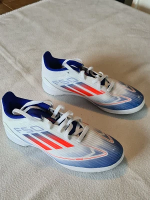 Adidas F50 Futsal / innesko / speakers Storlek 36 - Adidas F50 Futsa/linneskor/speaker. Använda 1 futsalmatch helt i nyskick storlek 36 