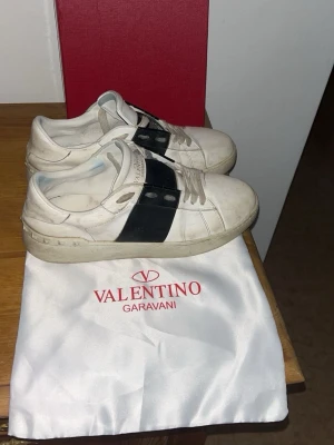 Valentino Open - Sjukt feta valentinos perfekta till sommaren. Passar typ storlek 42 till 43,5. Sulan är i riktigt bra skick som ni ser på bilden. Jag har storlek 43 o sitter bra. Skriv för frågor, skickar inom 1-2 dagar🔥