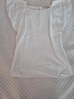 Elegant vit blus Mango - Vit blus med kort ärm från Mango💕 Storlek S. Elegant och är enkel att styla.  Gör gärna en bundle för rabatt! 