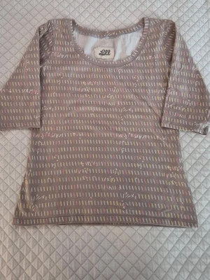 Trekvartsärmad tröja med mönster - Tröja med trekvarts ärm och färgglatt mönster! Storlek M, sann i storlek🌟 Inga anmärkningar.  Gör gärna en bundle för rabatt! 