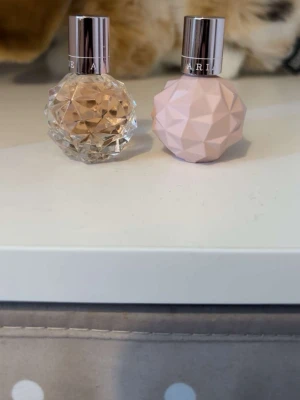 Mini Ariana Grande parfymer - Två mini Ariana Grande parfymer. Den till vänster heter Ari och den till höger heter Sweet Like Candy. Båda är helt oanvända. Jag har även en mini mod vanilla men själva flaskan har mascara på sig, men om du är intresserad av den också så kan du skriva!!💗