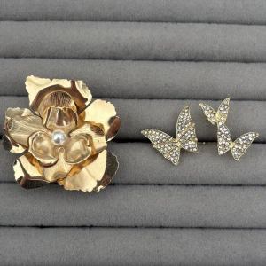 Guldiga örhängen med fjärilar och blomma - Två ringar 