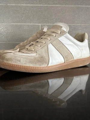 Maison margielas - Säljer nu dessa maison margielas! Riktigt feta och perfekta till sommaren lite smutsiga då dem är använda ett tag, går säkert att tvätta rent dem om man pallar! Skriv om du har några frågor😁