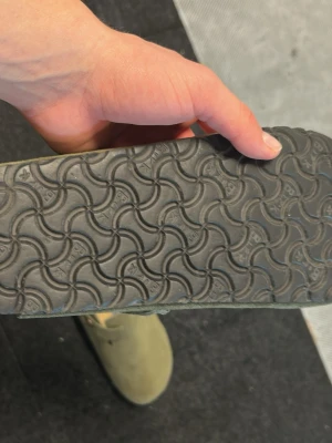 Olivgröna Birkenstock Boston sandaler - Helt nya, Birkenstock Boston sandaler i olivgrönt mocka med justerbart spänne i metall. Klassisk korksula och greppvänlig yttersula med mönster. Tillverkade i Tyskland och har en tidlös slip-in design som är både bekväm och stilren. Säljer då jag köpte 2 par och gillar de andra mer!