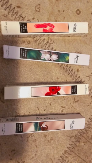 ✨ 4st mini-parfymer – Star Extreme - Perfekta att ha i väskan eller testa olika dofter 🌸 🌹 Rose Garden – romantisk & blommig 🌸 Blooming – fräsch & floral 🥥 Island Coconut – söt & tropisk ❤️ Red Licorice – varm & unik 👩 Kön: Dam ✨ Nya i förpackning 📦 Säljs tillsammans #parfym #miniparfym #dam #gift #plick