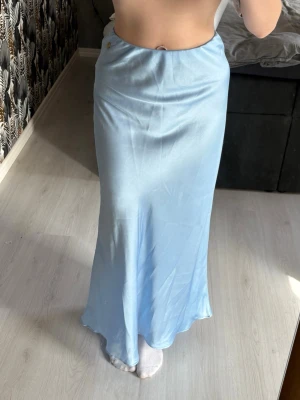 Pernilla Wahlgren satinkjol  - Super fin ljusblå satinkjol ifrån Pernilla Wahlgren - köpt på Ullared 🩵 Storlek M Knappt använd - super fint skick!  Jag är 167cm lång för referens 🥰