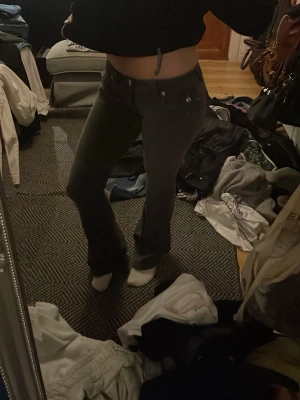 True religion jeans  - Säljer ett par gråa lågmidjade True religion jeans i storlek w26  