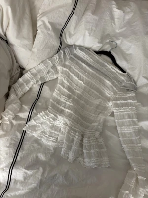 Vit volangblus med struktur - Supersöt vit blus med volangkant nedtill🌸 Använd en gång 