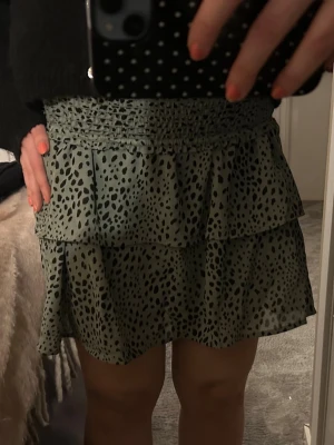 Grön volangkjol  - Kort kjol i grönt med svart prickigt mönster och volangdetaljer. Inga skador!!💞💞💞