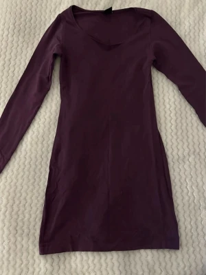 Långärmad klänning - Fin lila långärmad klänning i storlek XS. Köpt på gina tricot. Inte använts. 🩷