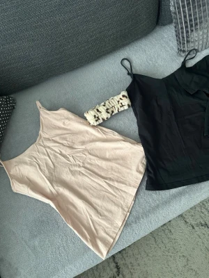 Linnen & t shirt - Ett hårband man kan ha när man tex sminkar sig. Ljusrosa linnet är köpt på lager 157 i storlek S. Svarta linnet är i storlek S köpt på lager 157. T shirten är också köpt på lager 157 i storlek XS. 💓 säljer allt detta för 100 kr 🌸 Inga fel på någon utav plaggen.