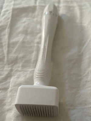 Vit dermaroller med plastskaft - Helt ny! En vit dermaroller med ergonomiskt plastskaft och ett fyrkantigt huvud med många små nålar. Perfekt för hudvård och microneedling. Enkel att använda tack vare det greppvänliga handtaget.