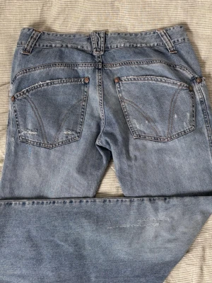 D&G Jeans - Snygga ljusblå jeans från D&G med straight passform. Jeansen har slitna detaljer på knä och bakfickor samt bruna sömmar samt mönstrat waistband. Tveka inte o skriva om du har frågor etc 🎶 