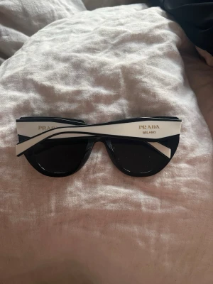 Prada glasögon - Prada solglasögon köpta sommaren 2025 för ca 300 euro. Inga defekter. Superfina. 