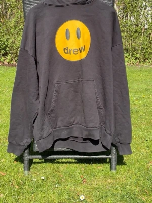 Drew house mascot hoodie - Säljer denna hoodien åt min brosha för han inte använder den längre. Loggan på ärmen har lossnat lite men annars är den i bra skick. Den är också rätt oversized så hoodien har storleken M men passar också L!! Priset går absolut att diskutera!!