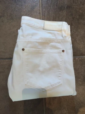 Design jeans för herrar från Acne Studios knappt använda  - Säljer ett par vita jeans från Acne Studios. Gjorda för män med stil. Köpte för ett White Party och använde bara en gång.