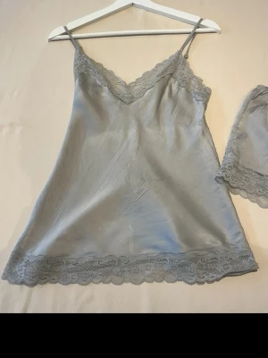 Grått spetsset linne & shorts - Snyggt grått/silvrigt  intimissimi set i 100% silke. Storlek SMALL. Mycket fint skick! Nypris 1027kr mitt pris 550kr