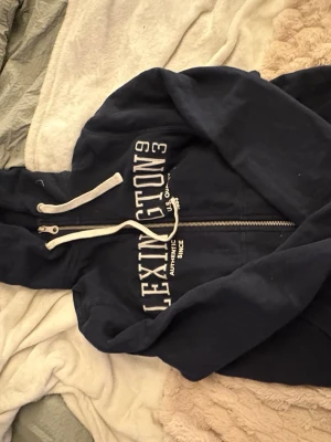 Blå lexington hoodie  - Fin marinblå lexington hoodie med zip