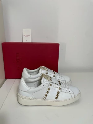 Valentino Rockstud Skor  - Säljer nu dessa Valentino Rockstud skor, skriv för fler bilder/frågor🙌🏼