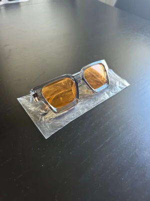 Ljusgrå solglasögon  - Ljusgrå solglasögon | Oranget glas | Helt nya | One size | Inget specifikt märke men samma glas/material som chimis | Hör av er vid frågor eller funderingar 🙌