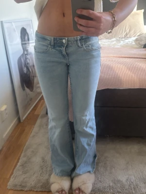 Low waist jeans  - TRENDIGA LOW WAIST BOOTCUT JEANS TILL SALU!                                                               Verkligen super fina samt som nya! Jag är 173 cm lång & passar mig perfekt! 💓                     Skriv gärna för fler frågor! 
