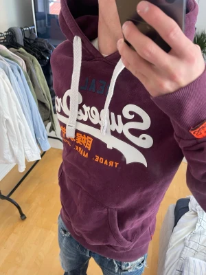 Vinröd vintage 2000s SuperDry hoodie  - Säljer nu denna sjukt snygga Vintage 2000s SuperDry hoodie! Passar till allt och har en perfekt passform. Säljs ej längre i butik och är därav mycket eftertraktad😊 Skriv vid funderingar 🤝
