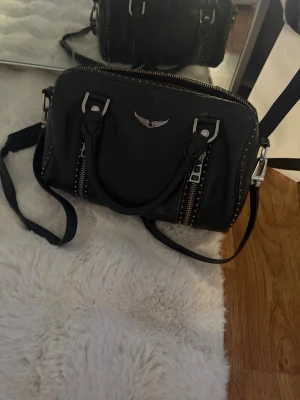 Svart handväska från Zadig & Voltaire -  handväska i läder från Zadig & Voltaire med silver detaljer har lite defekter, snabb affär