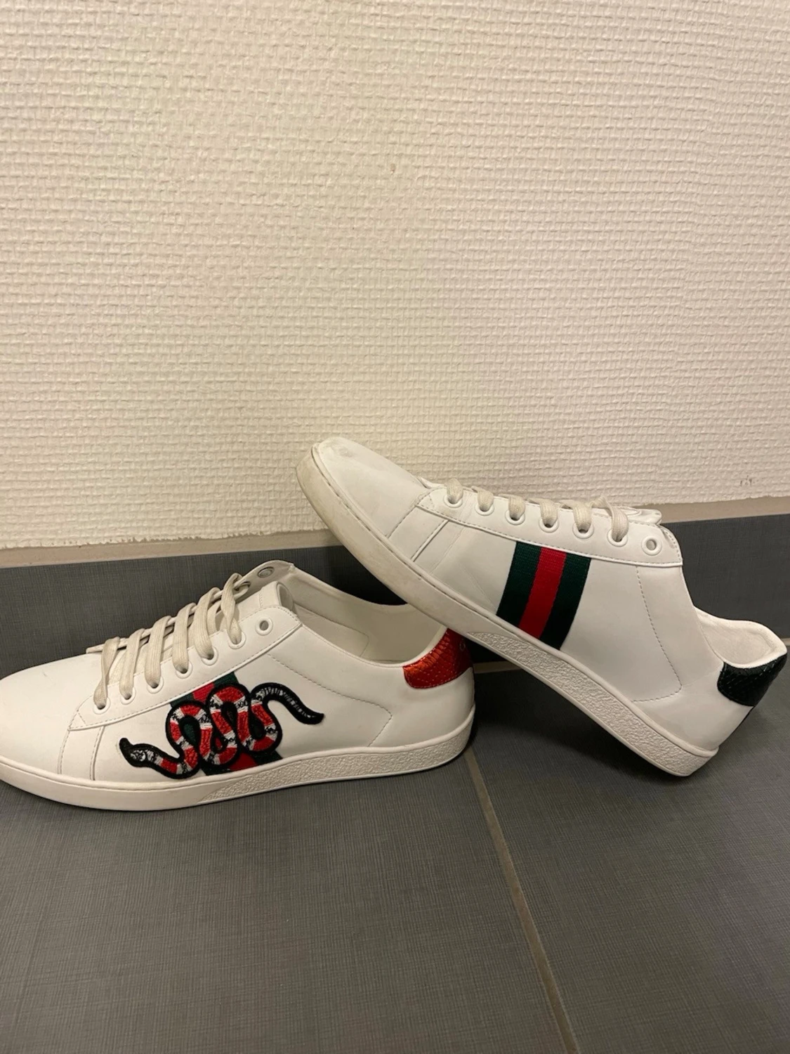 Skor med ormdesign - 2