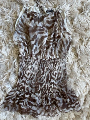 Zebra klänning Zara - Så fin zebra klänning från Zara. Den är i nytt skick!🤍