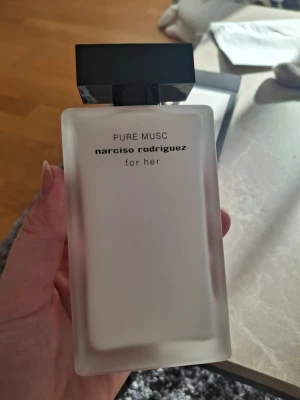 Narciso Rodriguez Pure Musc 100ml - Narciso Rodriguez Pure Musc for her, råkade köpa fel och öppna... Helt ny men testsprayad en gång och insåg de var fel parfym.