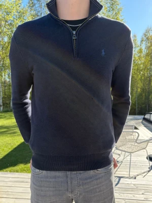 Mörkblå halvzip från Polo Ralph Lauren - Klassisk mörkblå tröja med halv dragkedja från Polo Ralph Lauren. Storlek S och sitter som en S! Modellen på bilden är 177 och väger ca 67 kg😊