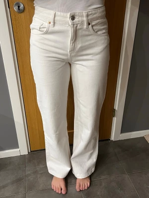 Vita raka jeans från Zara, stl 36 - Säljer ett par superfina, aldrig använda, vita jeans från Zara i rak modell med klassisk femficksdesign. Jeansen har hög midja och är tillverkade i ett kraftigare bomullstyg. Perfekta för en clean och stilren look nu till våren🌱☀️