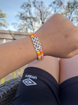 Färgglada pärlarmband med text - Säljer handgjorda armband med färgglada plastpärlor och bokstavspärlor💕 Armbanden ger en unik och personlig känsla då du väljer text, färg och storlek själv. Orginalstorlek är ca 16,3 cm. Dvs som de på bilden👆 När du väljer mått på armbandet kan du skriva måttet på din handled så lägger jag till några millimeter så att det inte sitter för hårt. Perfekt att matcha till vilken årstid det är eller skriva t.ex ett namn eller citat. Bilderna är för inspiration men jag kan göra ett precis likadant🌼🌸💕✨️