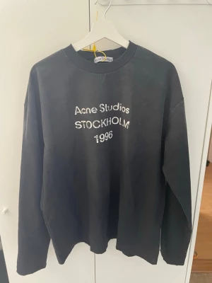 Acne studios longsleeve - Cool longsleeve från acne studios. Nice fade och distress. Avslappnad passform och passar folk med s/m. Använd ett få tal gånger och tagsen sitter inte på men följer med. Priset är inte hugget i sten kom gärna med prisförslag