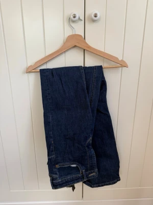 Bootcut jeans Zara  - Mörkblå bootcut jeans från Zara 