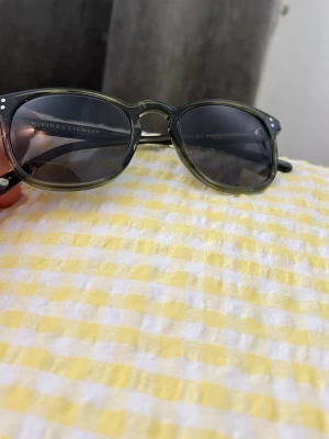 Svarta solglasögon från Nividas - Snygga gröna solglasögon från Nividas Eyewear i  topp skick. Modellen är vienna large