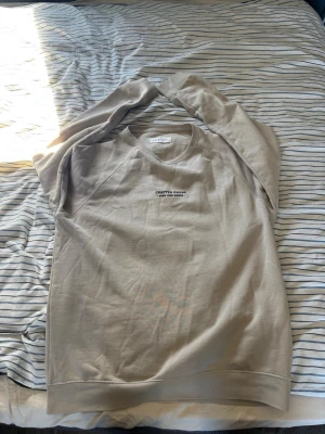 Beige sweatshirt från pier one samt ljusblå sweatshirt från marineclassics - Två snygga sweatshirts som har bra passform i storlek medium.