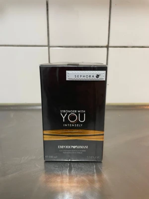 Stronger with you intensely  - Hej säljer min stronger with You intensely. Fick den som present och säljer på grund av att har redan en liknande parfym. Parfymen är oöppnad helt ny. Kvitto från sephora ingår med!!