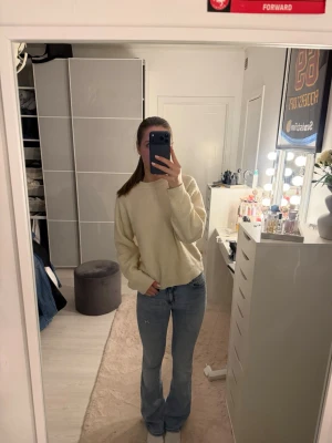 Ljusblå bootcut jeans - Säljer ett par ljusblå bootcut jeans från Vero Moda. Knappt använda alls och har sååå fint skick. Storlek 36💕