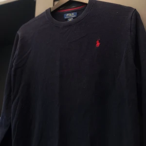 Ralph Lauren tröja - Säljer en klassisk mörkblå tröja från Polo Ralph Lauren, storlek 14-16 år. Tröjan är i nyskick (se bilder ). Hör gärna av dig vid frågor! MVH Axel