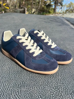 Helt nya Maison Margiela Gats - Helt nya Mörkblåa Gats, skriv för mer info. True to size. Storlek 45. Skriv för mer bilder. 