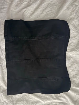 Vera Moda topp  - Fin topp i från Vera Moda passar tyvärr inte dragkedjan funkar toppen och den är lite insydd men kan lätt tas bort utan märken inan den sickas 