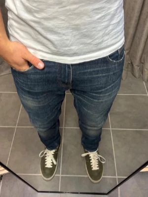 Mörkblå Jeans Tiger of Sweden - Säljer dessa feta jeansen från Tiger of Sweden. Storlek 29/32. Skick 9/10. Passformen är slim och jeansen har en riktigt fet fade. Passar till alla möjliga outfits. Hör gärna av er om ni har några funderingar!