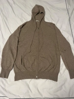 Soft goat hoodie - Mysig beige soft goat zip hoodie med dragkedja framtill och två fickor. 100% cashmere