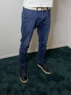 Replay Ambass - Stilrena jeans ifrån Replay!🙌Storlek 33 modellen på bilden är 187 cm och väger 70kg