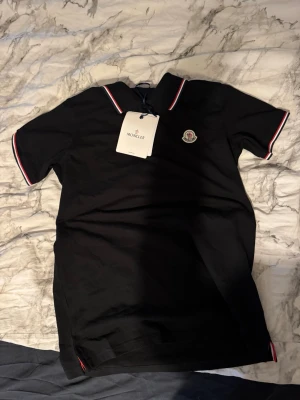 Moncler piké - Helt ny Moncler piké i storlek M den som köper först får med en present🎁 