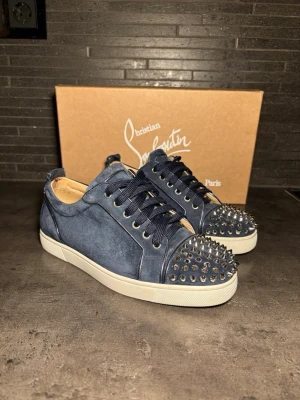  Christian Louboutin  - Säljer ett par extremt snygga och otroligt ovanliga samt eftersökta Loubouton sneakers. Moddel BAVARIS, storlek 41 sitter som 42. Otroligt bra skick 9/10 Box ingår ej