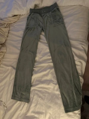 Ljusgröna juicy byxor - Mysiga gröna juicy couture byxor med bred resår i midjan. Byxorna har stora fickor fram och bak, samt raka ben. Perfekta för en chill och avslappnad stil. Tyvärr har jag slarvat bort snöret därav priset. Skriv om ni har några frågor!😊 och kolla gärna in mina andra annonser! 