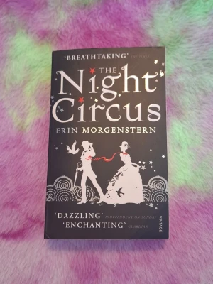 The Night Circus - Erin Morgenstern - 🖤Säljer The Night Circus av Erin Morgenstern  🖤Har lästs ett fåtal gånger men är ändå i rätt bra skick.   📦 Skickas snabbt 💬 Hör av dig om du har frågor!
